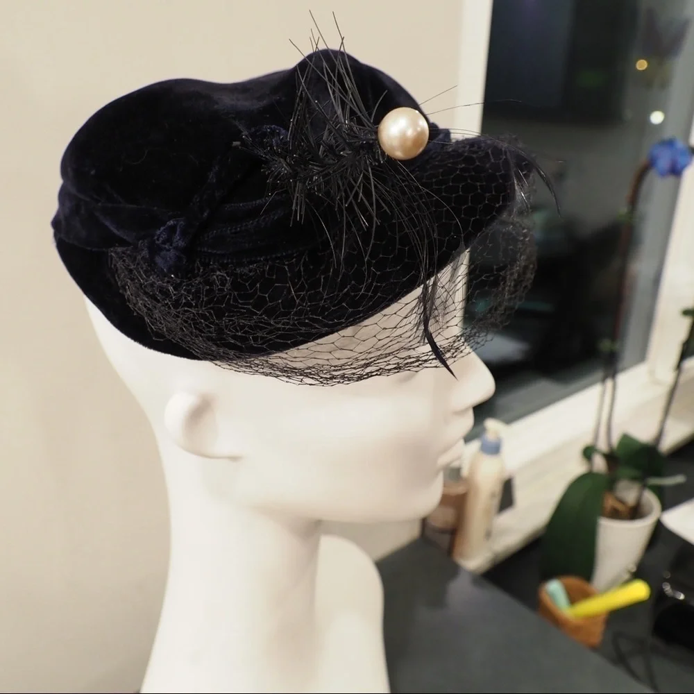Vintage navy velvet hat fishnet feather faux pearl - Picture 8 of 13